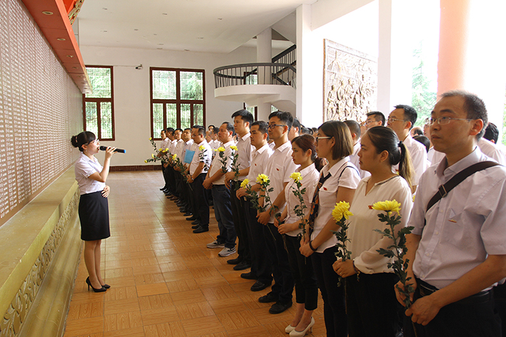 1466385707171057136.jpg 瞻仰功勋馆.jpg