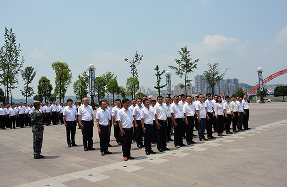 1471854656184089712.jpg 顶烈日参加军事训练.jpg