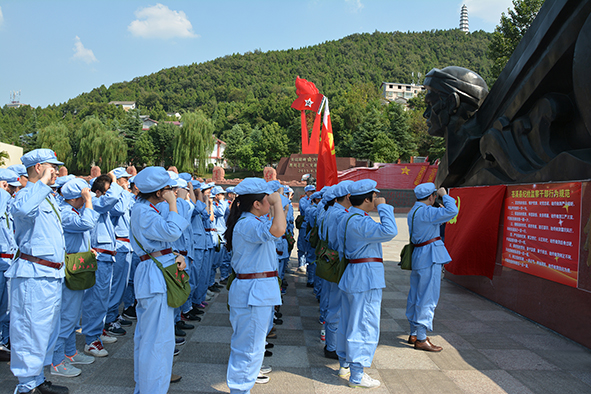 1477366769556046400.jpg 纪检监察干部在红四方面军长征出发地纪念碑下庄严宣誓.jpg