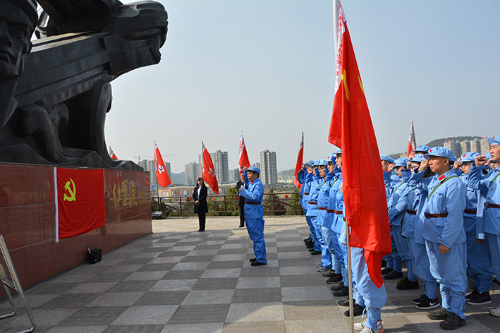 1518084347456031563.jpg 5.重温入党誓词.jpg